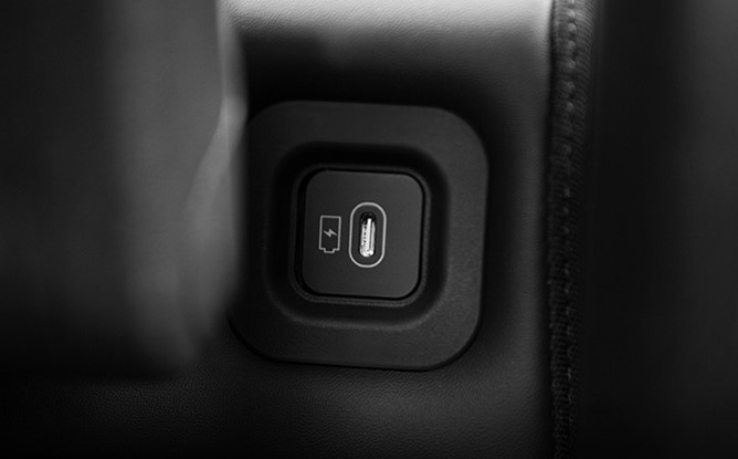 캐스퍼 일렉트릭 USB C타입 단자(2열 충전 1개) 47