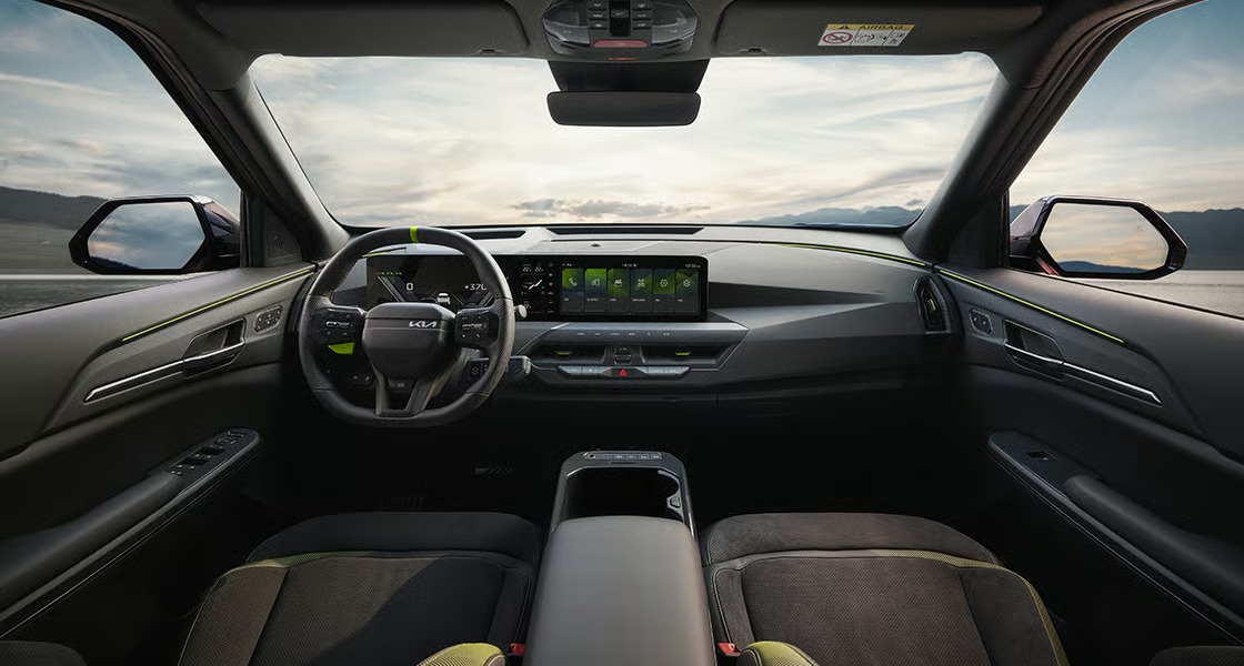 더 EV5 GT GT 전용 내장 디자인(블랙&네온 인테리어, 전용 스티어링 휠(GT 모드 버튼 포함), GT 전용 스웨이드 감싸기(1열 시트백), 네온 칼라 포인트(스티어링 휠, 시트), GT 전용 스웨이드 시트, 1열 GT 전용 스포츠 시트) 16