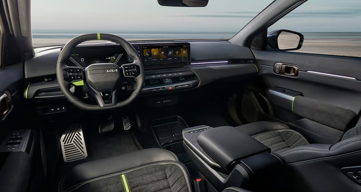 더 EV4 GT GT 전용 내장 디자인(블랙&네온 인테리어, 전용 스티어링 휠(GT 모드 버튼 포함) GT 전용 스웨이드 감싸기(앞좌석 시트백, 도어 암레스트), 네온 칼라 포인트(스티어링 휠, 시트)) 15